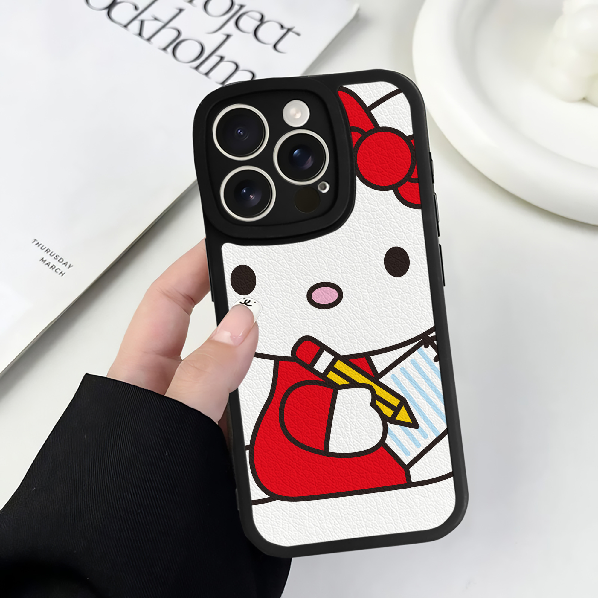 （画像用） Hello Kitty ハローキティ 【iPhone 16シリーズ対応】シリコンスマホケース（レザー調） 材質：シリコン